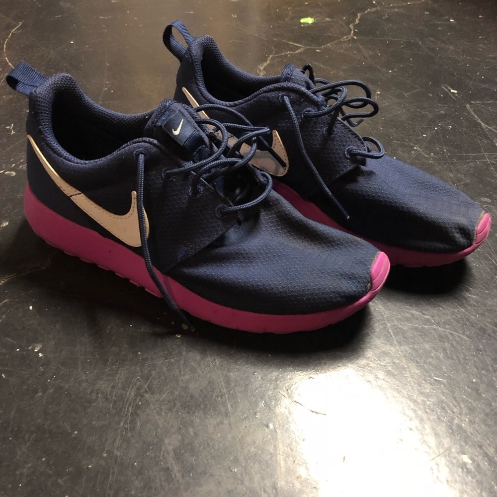Nike tennis shoes 5Y